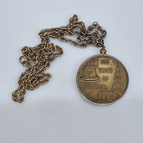 Vintage 1776-1976 Bicentennial Coin Medallion Necklace " 200 Years of Freedom" - Picture 2 of 4